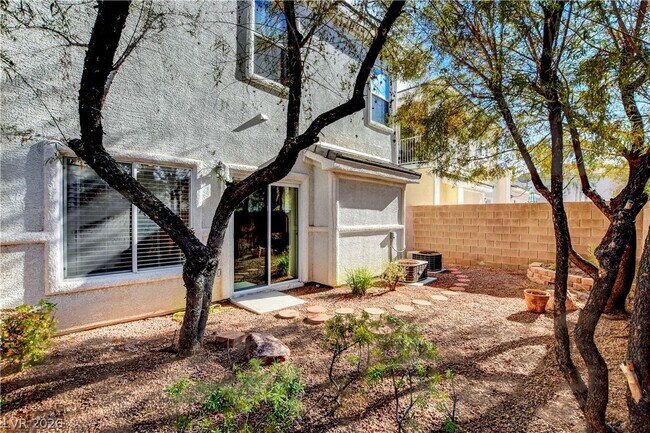 Building Photo - 251 Queens Ct