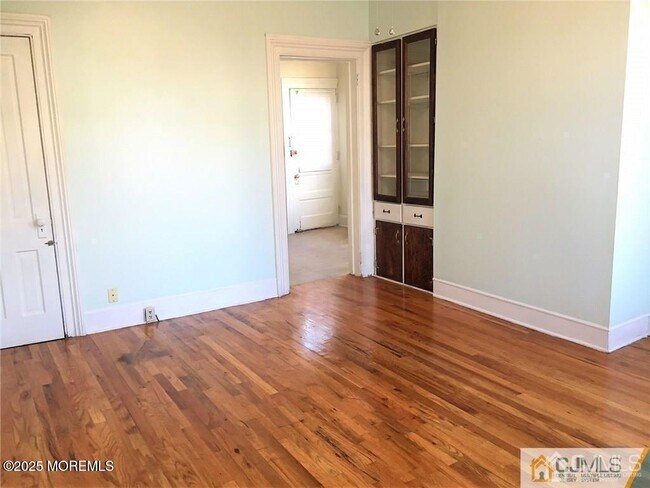 Building Photo - 207 Woodbridge Ave