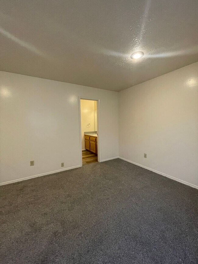 Building Photo - Southern Hills 3 Bedroom 2 Bath Duplex-New carpet and new flooring in the bathrooms
