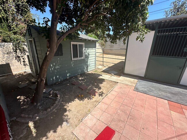Building Photo - **Charming 3-Bedroom Home in Burbank Rancho**