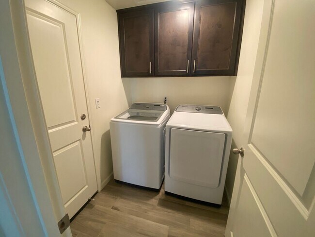 Building Photo - Beautiful 3 Bedroom 2 Bath Home in North Hanford