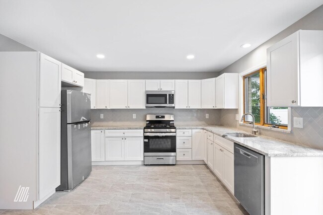 Building Photo - 213 5th St