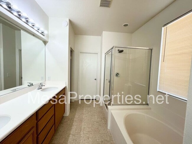 Building Photo - 12261 Luna Rd