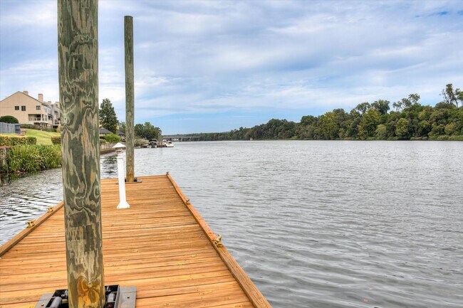 Building Photo - 106 Riverbend Dr