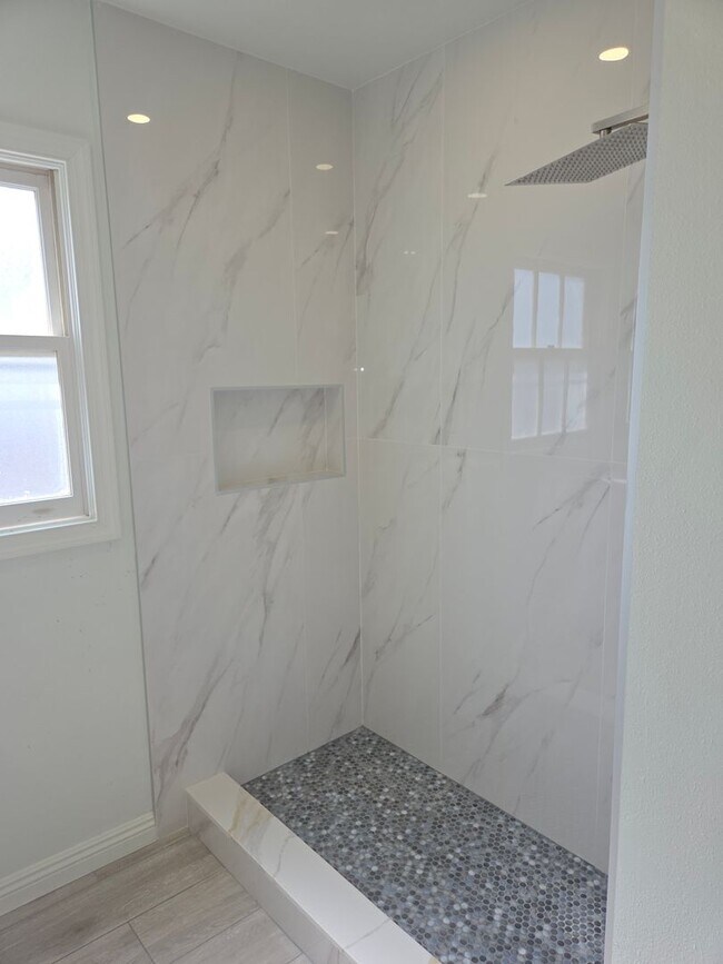 Building Photo - 4 Bedroom 2 baths remodeled home