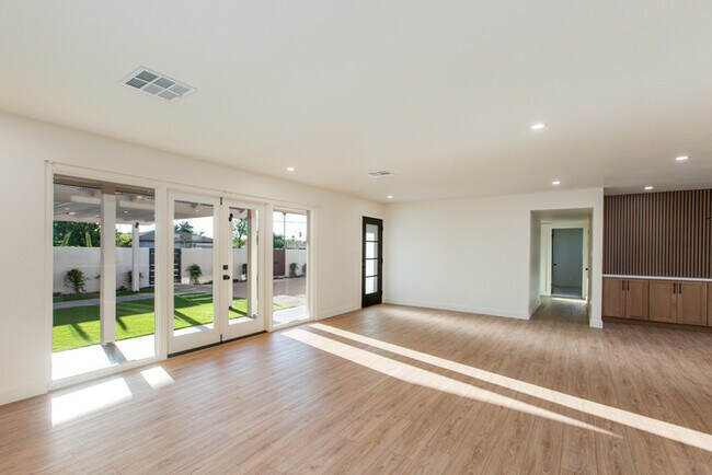 Building Photo - Beautiful 4 Bedroom, 3 Bath Home on an Oversized 18,000 Sq Ft Lot