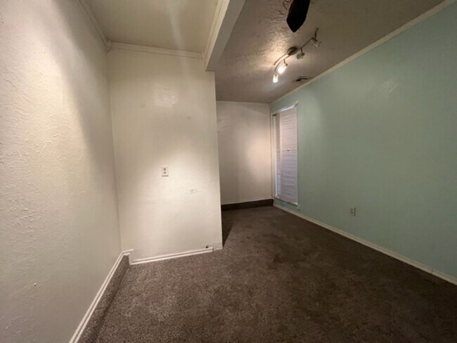 Building Photo - 107 NE 6th St