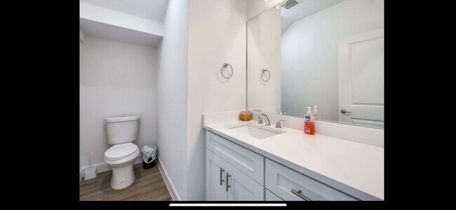 Building Photo - 5629 Woodlands Dr