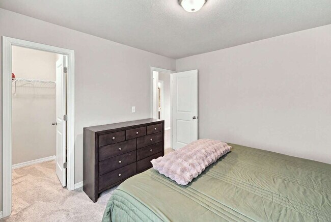 Building Photo - Beautiful 2025-Built 5 Bedroom Home with Finished Walk-Out Basement