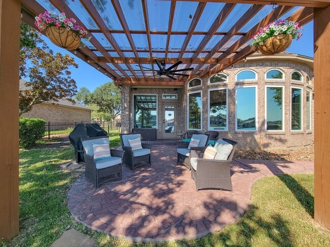 Building Photo - Beautifully designed waterfront property w...