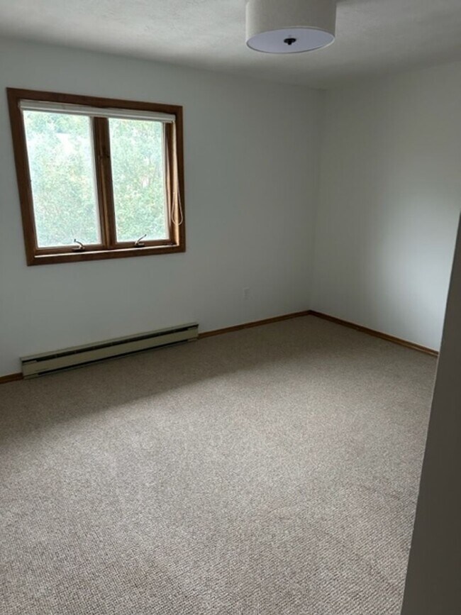Building Photo - Beautiful Townhome