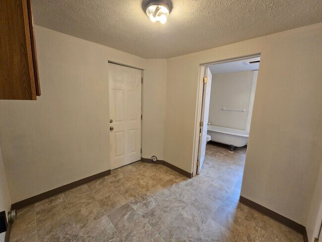 Building Photo - South Hill Home!! Available Now!