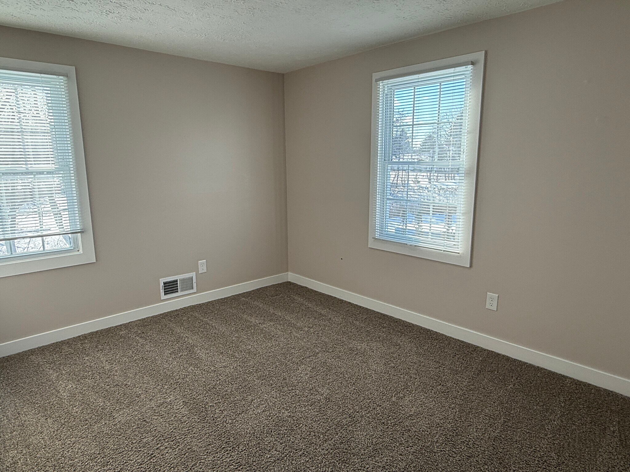 Building Photo - 740 Ridge Rd