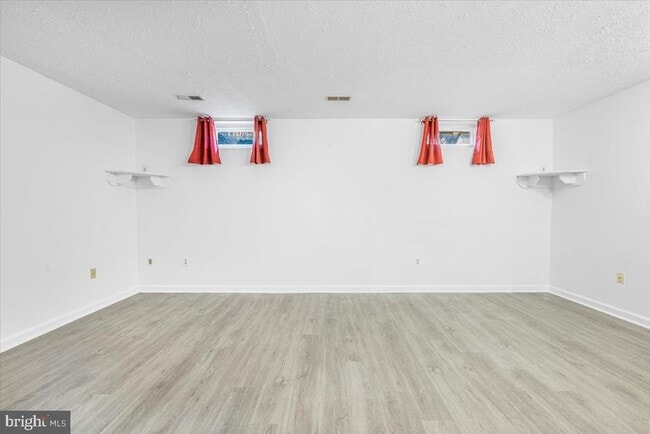 Building Photo - 1542 St Lawrence Ct