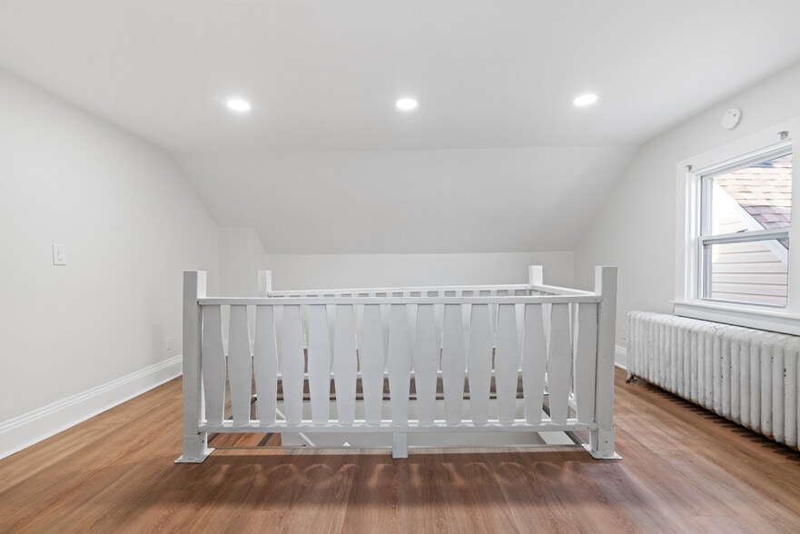 Building Photo - 306 7th Ave