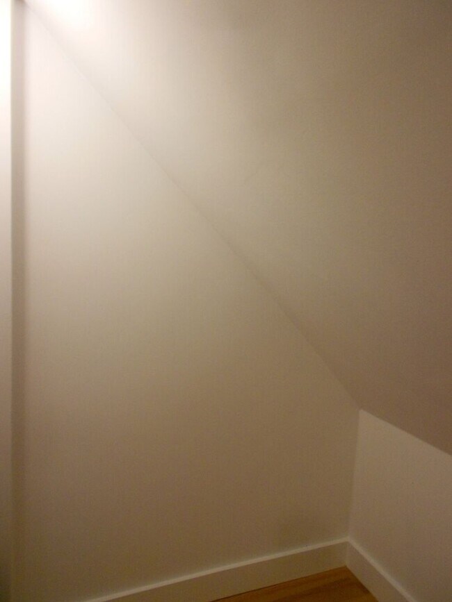 Building Photo - No Brokers Fee, In-Unit Washer and Dryer, Eat-in Kitchen, Parking for Rent