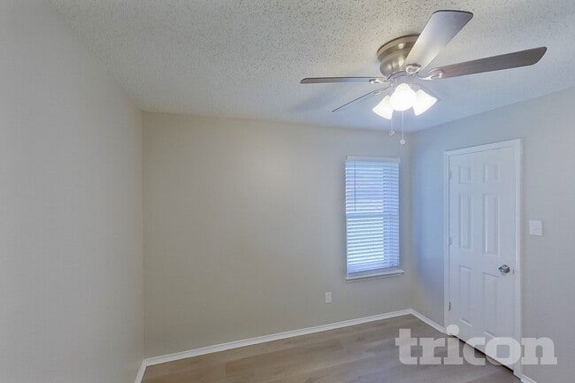 Building Photo - 1253 Essex Dr