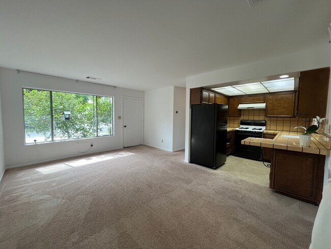 Building Photo - Pet friendly 2+1 w/private yard + in-unit laundry!