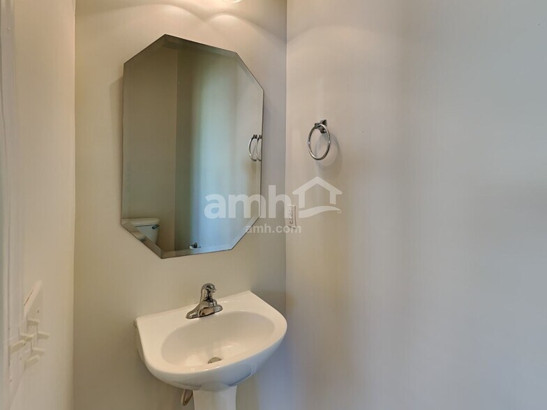 Building Photo - 9907 Fernspray Rd