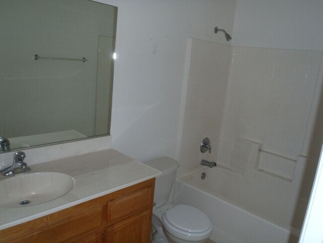 Building Photo - Spacious 3b 2 ba with a large backyard