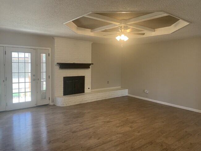 Building Photo - Beautifully Updated Home 1 Block From Heri...