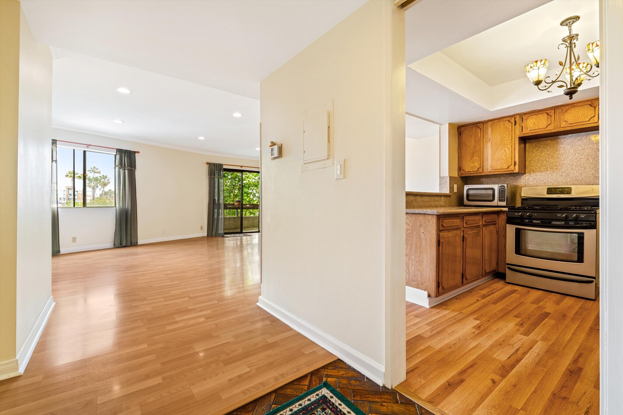 Building Photo - 1037 N Vista St