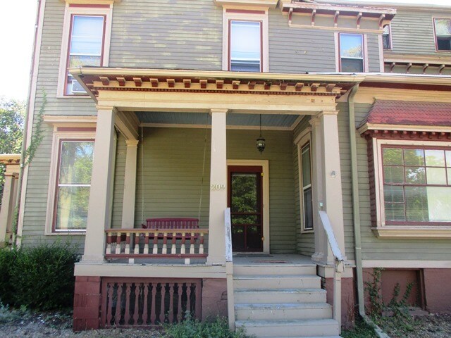 Primary Photo - 209 E Chestnut St