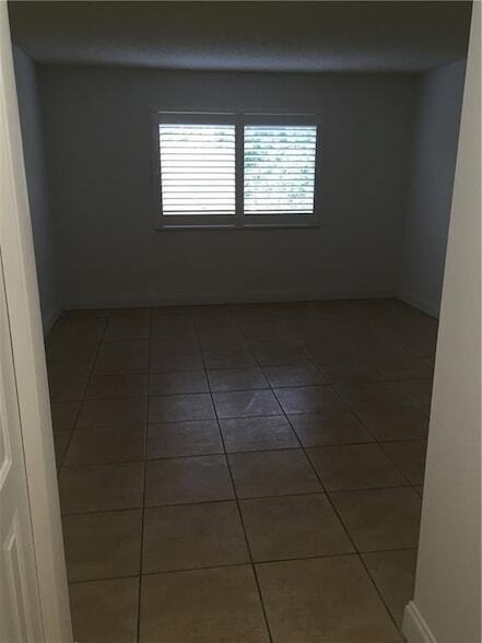 Building Photo - 331 Lakeview Dr