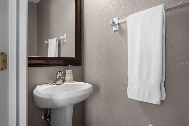 Building Photo - 16064 Old Ash Loop