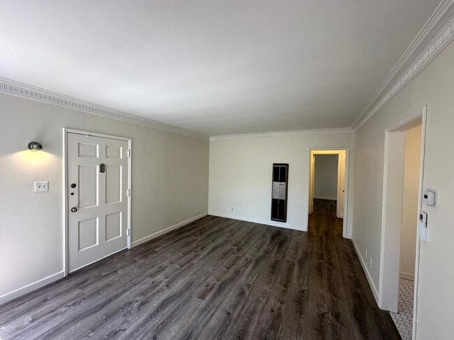 Building Photo - MOVE-IN SPECIAL 2 WEEKS FREE RENT!!!! - Lovely Cozy & Spacious renovated upper level 1 Bedroom / ...