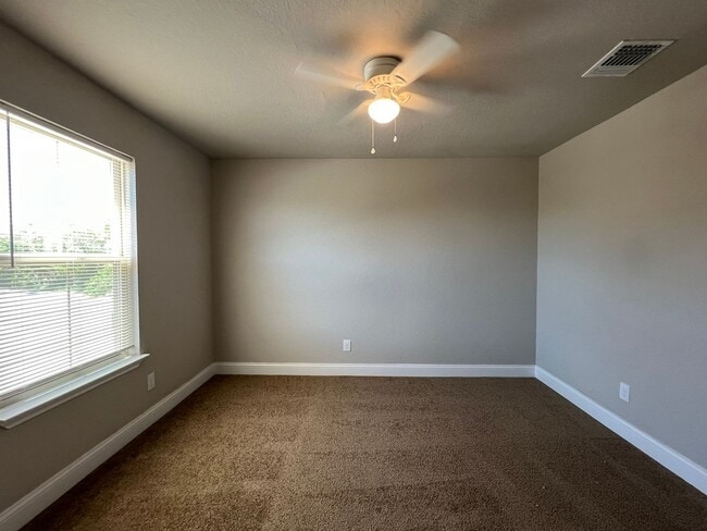 Building Photo - 3-bedroom, 2.5-bathroom townhome in Live Oak!