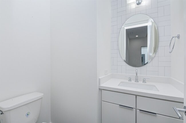 Building Photo - 1123 W 17th St