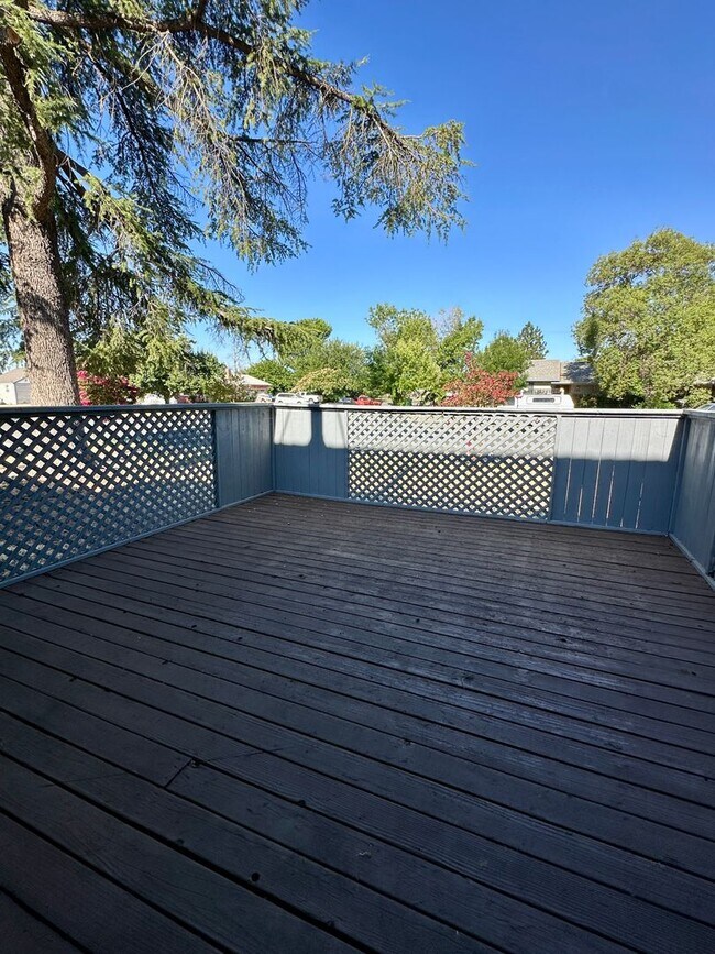 Building Photo - Beautiful 3 bedroom 3 bath Two Story House