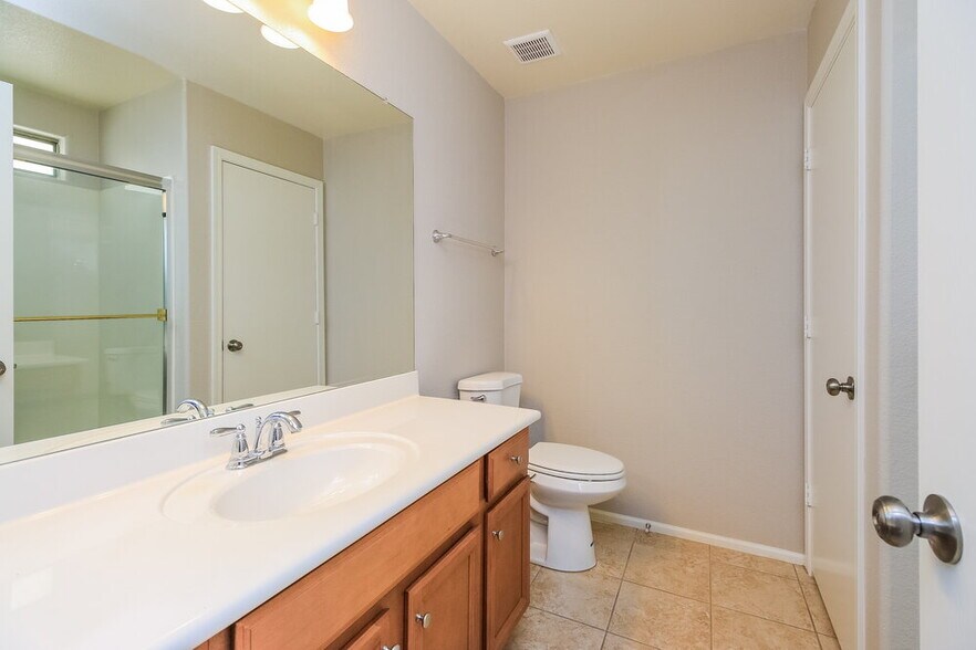 Building Photo - 992 E Saddle Way