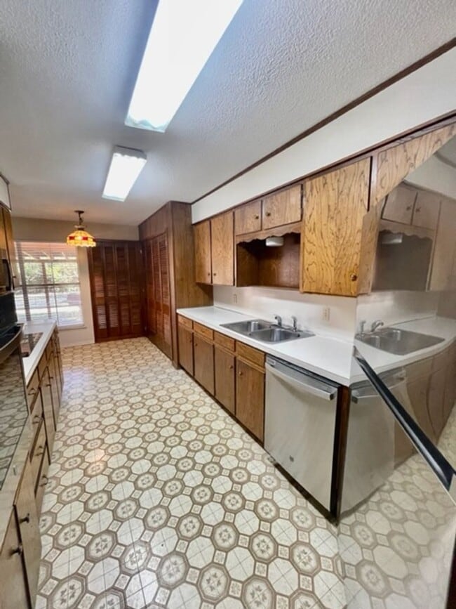 Building Photo - 5412 Lake Crest Dr