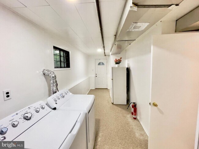 Building Photo - 1402 Mullins St