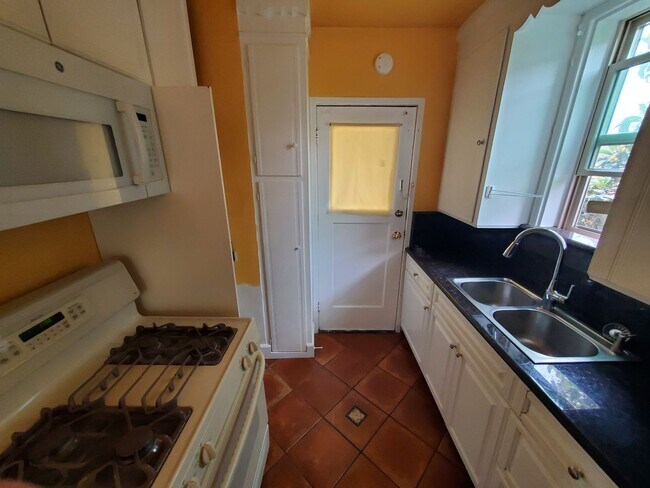 Building Photo - Charming 1 Bedroom/1 Bath Apartment for Rent