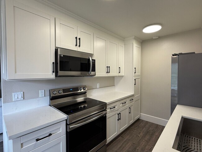 Building Photo - Recently Remodeled Condo in Villa La Jolla...