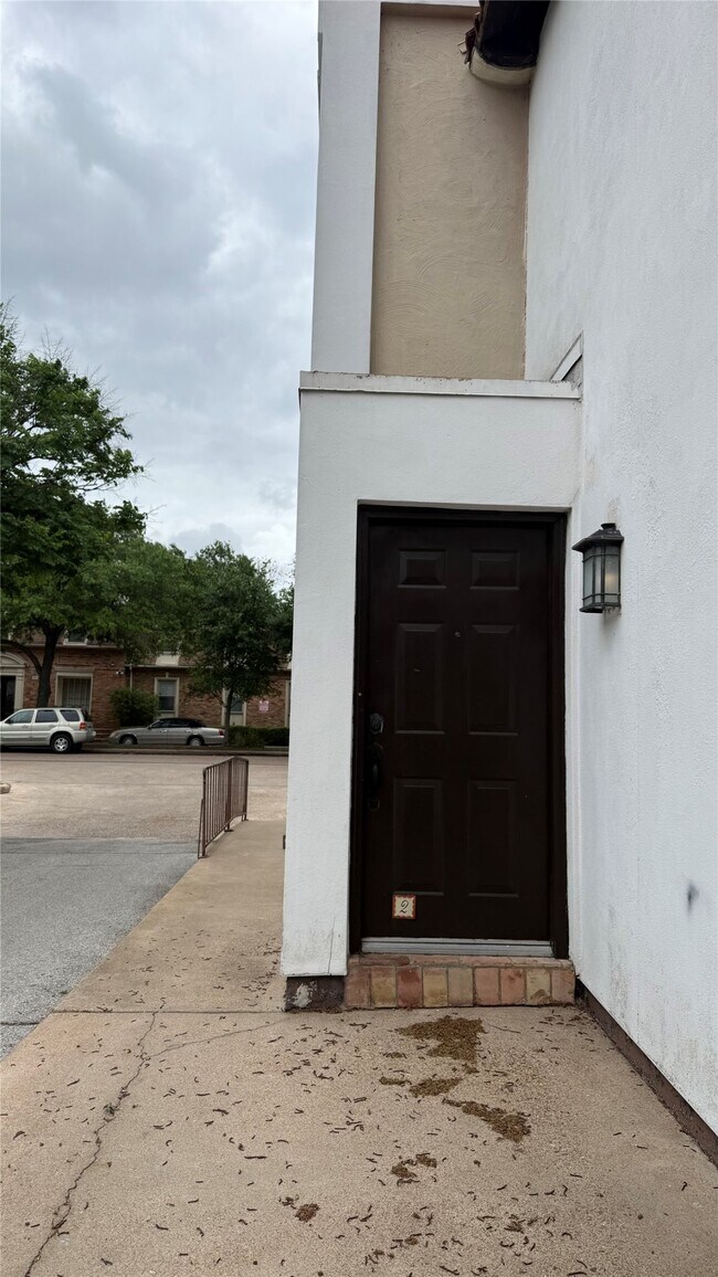 Building Photo - 2744 Briarhurst Dr
