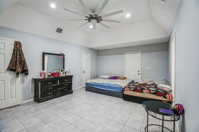 Building Photo - 1301 Oaks Dr