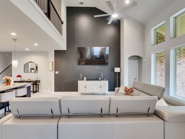 Building Photo - 251 Upland Dr