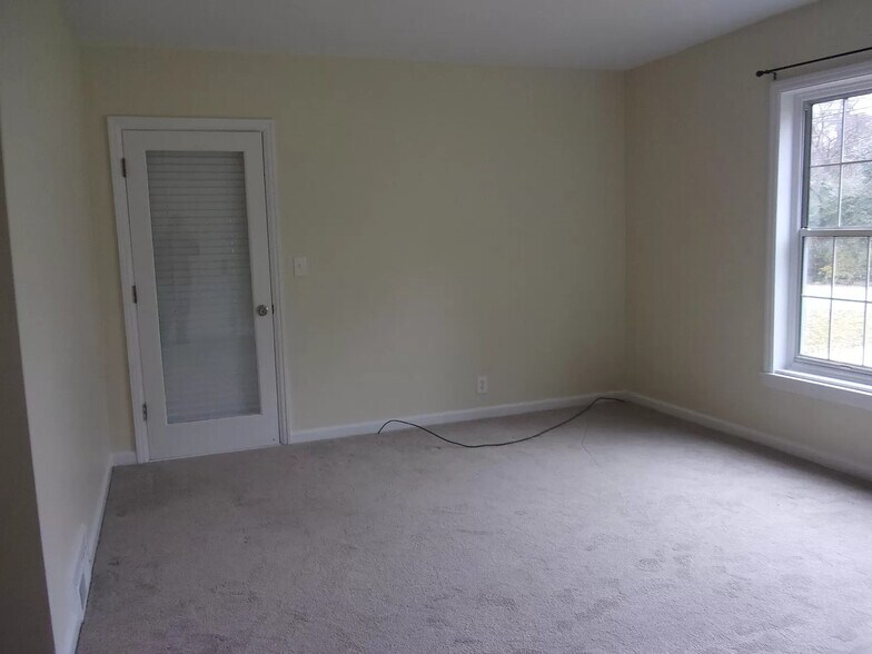 Building Photo - 211 Garden Ln