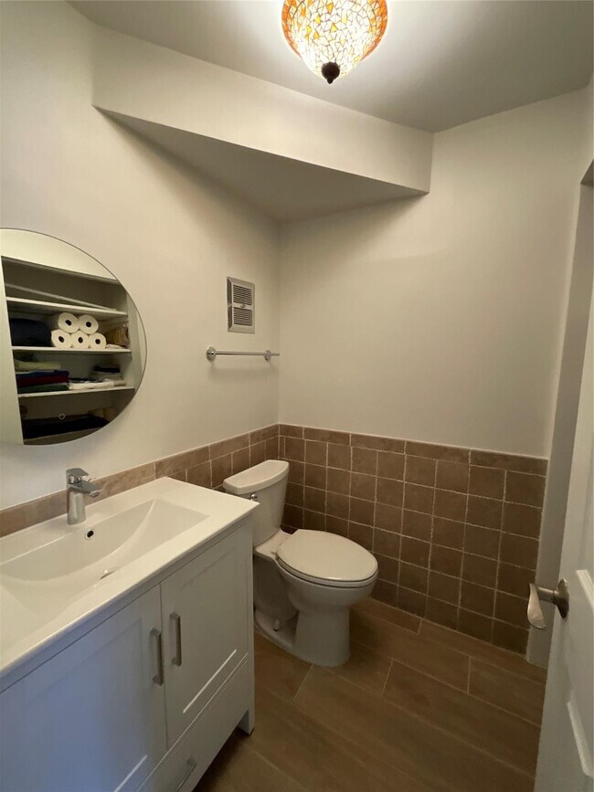 Building Photo - 2424 NE 9th St