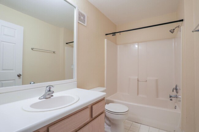Building Photo - 5451 Vineland Rd