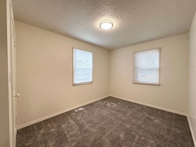 Building Photo - Remodeled 3 Bed 1 Bath Single-Family Home in Pleasant Valley/Powellhurst-Gilbert