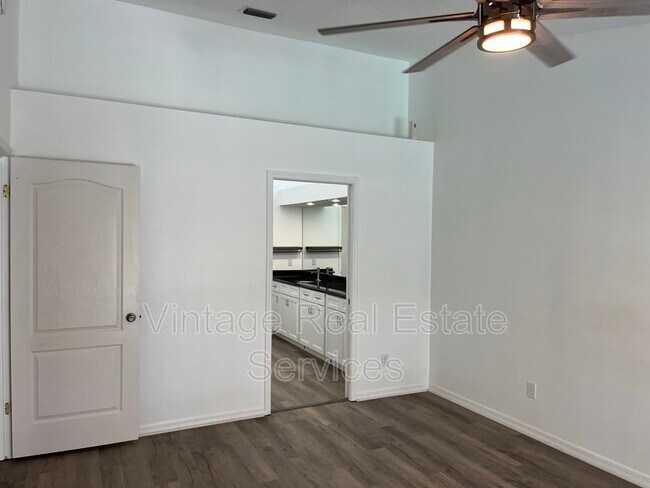 Building Photo - 9411 Willow Cove Ct