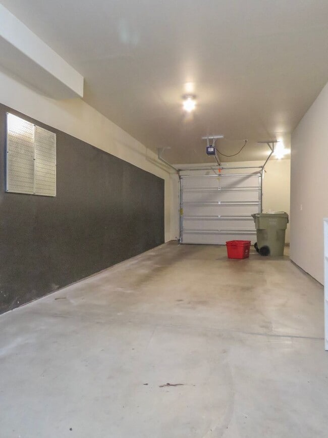 Building Photo - **No Rent Until February!! 2 Bedroom Townhome Available Now  !! Inquire today for tour !