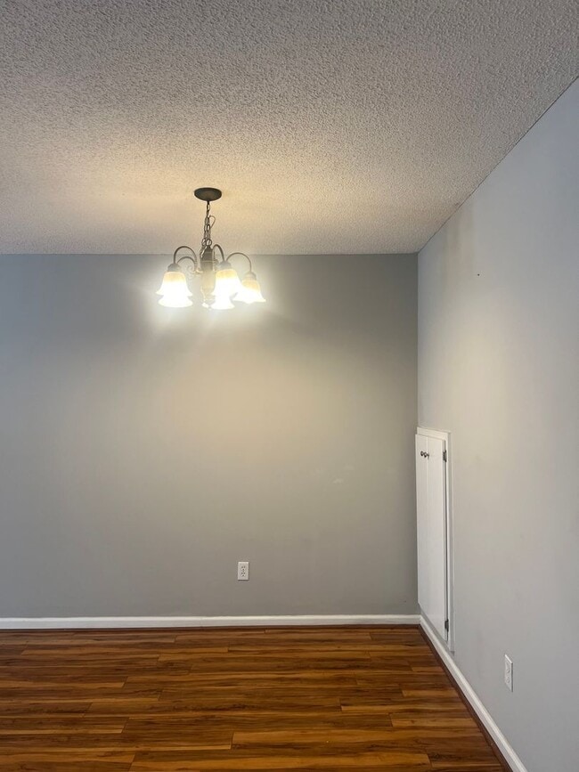 Building Photo - 102 S Spring View Dr