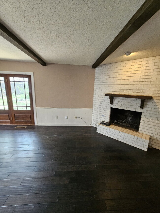 Building Photo - "Charming 2-Bed Oasis with Cozy Fireplace ...