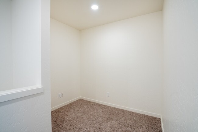 Building Photo - 1967 S Cherry Ln